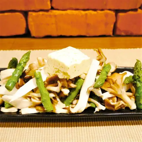 キノコとアスパラのガーリックバター焼き