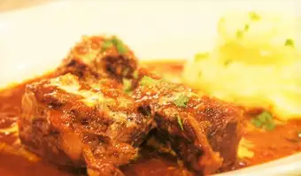 お箸で切れる、牛ホホ肉の赤ワイン煮込み
