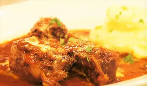 お箸で切れる、牛ホホ肉の赤ワイン煮込み