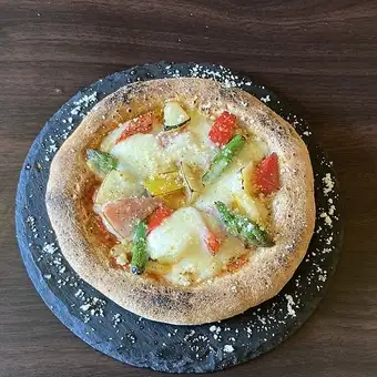 ◆トマトソースとモッツァレラのピッツァ ◆4種のチーズピッツァ