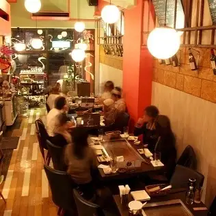 1Fの貸し切りの場合は25名様まで、全席テーブル接続可能なので、団体様も一つのお席でお楽しみいただけます。 2Fのロフト席の貸し切りは18名様までです
