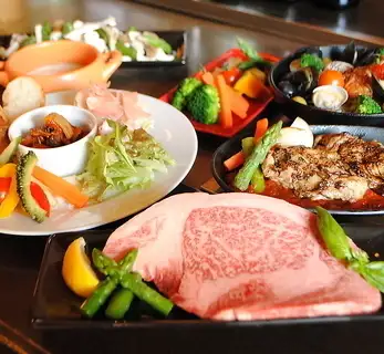 豚玉がお代わり自由!料理全7品のやぽんコースは3,300円(税込)