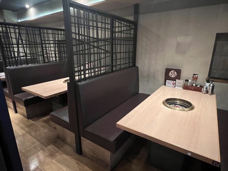 We offer various types of seating, including private rooms, tables, and tatami mats.We will guide you according to the number of customers.