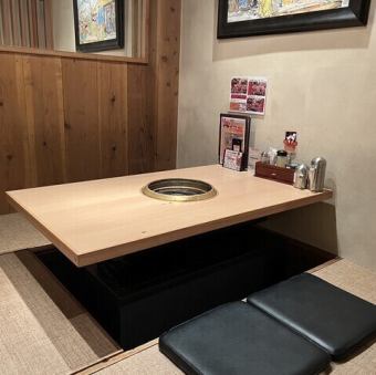 We have private sunken kotatsu rooms that can accommodate 4 to 20 people.We also have a large tatami room that can accommodate up to 60 people! We can arrange the room to suit the occasion, such as 2-4 people, 4-6 people, or 8-10 people, so please feel free to contact us for more information.