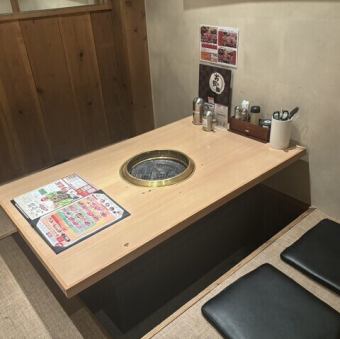 We have private sunken kotatsu rooms that can accommodate 4 to 20 people.We also have a large tatami room that can accommodate up to 60 people! We can arrange the room to suit the occasion, such as 2-4 people, 4-6 people, or 8-10 people, so please feel free to contact us for more information.