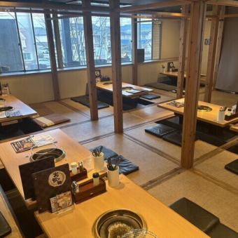 We have private sunken kotatsu rooms that can accommodate 4 to 20 people.We also have a large tatami room that can accommodate up to 60 people! We can arrange the room to suit the occasion, such as 2-4 people, 4-6 people, or 8-10 people, so please feel free to contact us for more information.