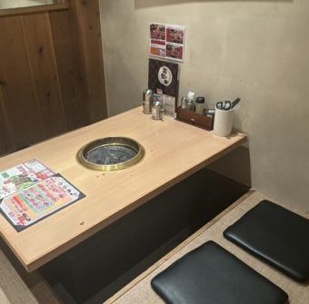 We have private sunken kotatsu rooms that can accommodate 4 to 20 people.We also have a large tatami room that can accommodate up to 60 people! We can arrange the room to suit the occasion, such as 2-4 people, 4-6 people, or 8-10 people, so please feel free to contact us for more information.
