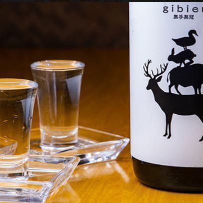 [Gibier x Sake] We have a large selection of delicious sake that is perfect for cooking.