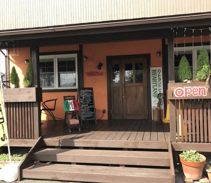The orange stucco wall and the cute [Anplat] signboard are the landmarks.It is a single-family restaurant with a terrace. ◎ The cozy atmosphere is very attractive.It is a shop where you can relax with peace of mind even with your family.