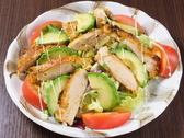 tandoori chicken and avocado salad