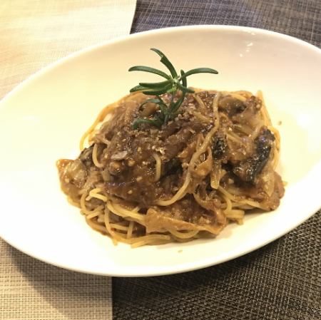 ほろほろ牛すじとモツのハッシュドボロネーゼパスタ