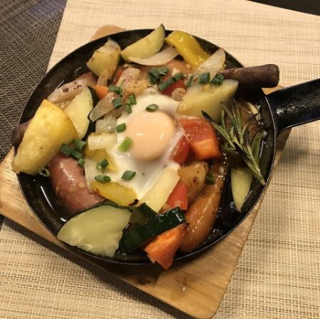 夏野菜とソーセージと半熟玉子のアヒージョ
