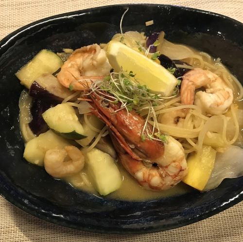 エビと夏野菜のガーリックシュリンプ風パスタ