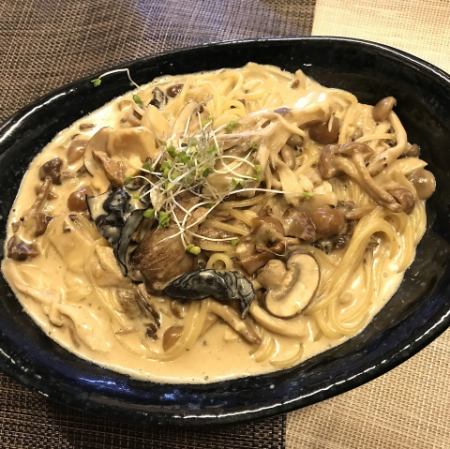 ポルチーニ茸と色々キノコのクリームソースパスタ