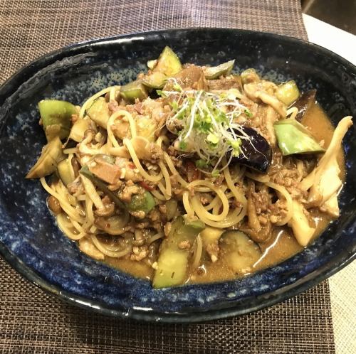 茄子とキノコの牛すじ台湾ボロネーゼパスタ