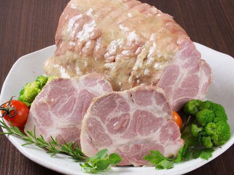 特色奥利维亚猪肉火腿和火腿拼盘