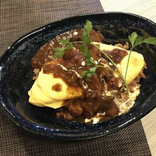 Stewed beef tendon with demi-glace sauce omelet rice