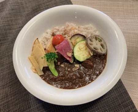 牛スジと焼き野菜のスパイスカレー（中辛）