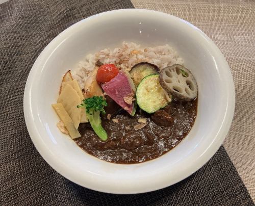 牛スジと焼き野菜のスパイスカレー（中辛）