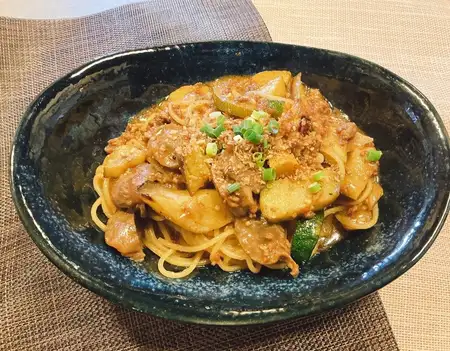 砂肝コンフィと茄子の京みそボロネーゼパスタ
