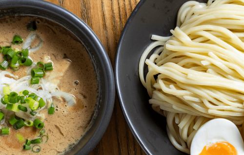 スープカレーが自慢な当店の【濃厚魚介豚骨つけそば】