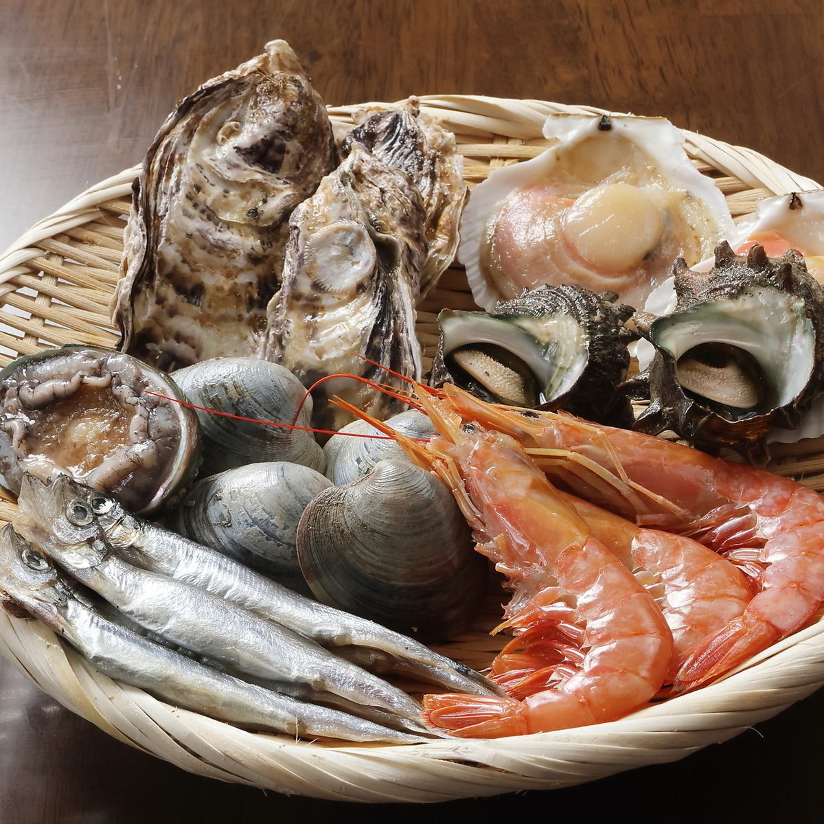 昭和レトロな空間で、漁港直送の新鮮な海鮮を浜焼きスタイルで楽しめる♪