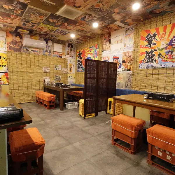 店内に一歩足を踏み入れると、壁や天井を埋め尽くす懐かしのポスターが目を引く昭和レトロな世界！ビール箱の椅子やすだれが演出するどこか懐かしい空間で、美味しいお酒と海鮮をゆったりお楽しみいただけます。海に面していない奈良で、新鮮な海鮮とお酒を通して手軽に海風を感じに来ませんか？