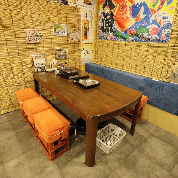 活気あふれる明るい店内は、お仕事帰りの一杯や友人同士の飲み会にぴったり。カウンター席からテーブル席まで幅広くご用意しており、気軽に立ち寄れるアットホームな雰囲気が魅力です。テーブル席はパーテーションで区切られており、団体客にも対応可能です♪隣のテーブル席と距離感もあり会話も楽しみやすい空間です◎