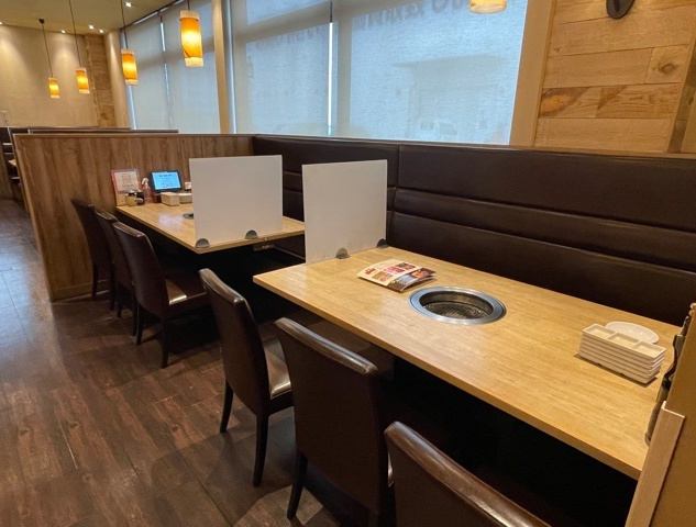 You can enjoy a leisurely meal with your club friends or close friends. You can easily order food using the touch panel. Staff will bring it to your table.