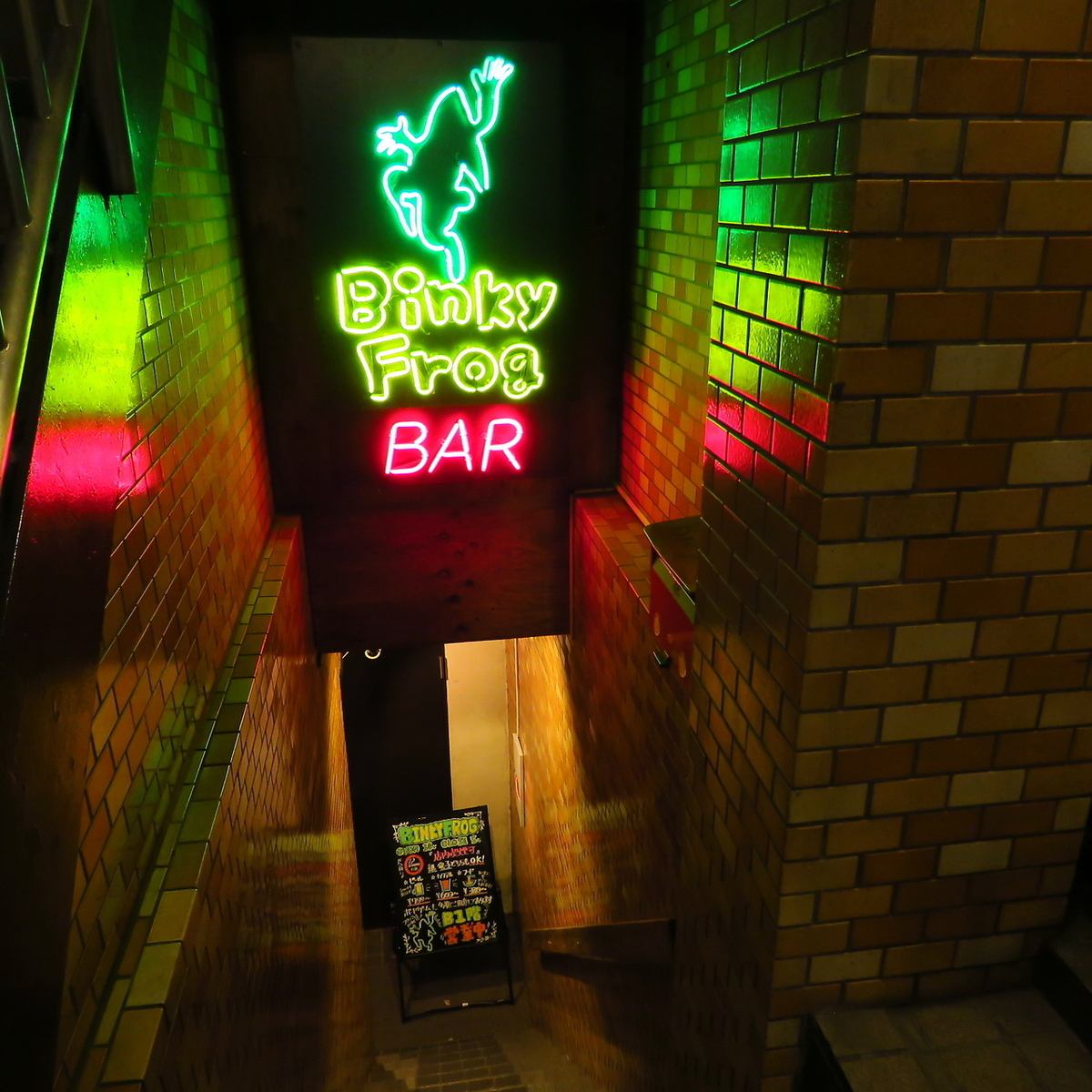 お飲み物や軽食におつまみなどバリエーション豊かに取り揃えてるカジュアルバーです。