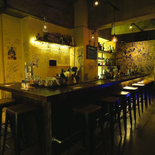 店内は全体的にウォールアートが描かれており独特な雰囲気を醸し出しています。色とりどりのアートが壁を彩り、訪れる人々に視覚的な喜びを提供します。アートと共に食事を楽しむことで仲間との会話も弾みます。洗練されたデザインと温かみのある空間が融合しリラックスしたひとときを提供。特別な時間をお楽しみください。