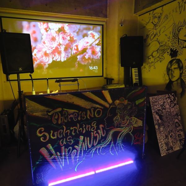 店内にはDJブースとプロジェクターが完備されており活気あるエンターテインメントを楽しむことができます。音楽好きにはたまらない空間で不定期に開催されるDJイベントでは心躍るリズムと共に特別なひとときをお過ごしいただけます。プロジェクターを使った映像演出もあり視覚的な刺激と音楽が融合した雰囲気を楽しめます。