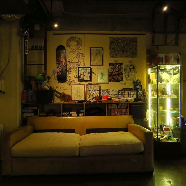 店内には多彩なボードゲームが揃っており友人や家族と楽しいひとときを過ごすのに最適な場所です。カジュアルな雰囲気の中ゲームを囲んで笑い合ったり競い合ったりする事で自然と会話も弾みます。ボードゲームの多様なラインアップは初心者から上級者まで楽しめるものばかり。食事やドリンクを楽しみながら気軽に遊べます。