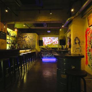 テーブル席は3名掛けを2つご用意しております。友人やママ友、女子会などの楽しいひとときを過ごすのに最適なスペースです。心地よい店内でリラックスしながら、お食事やお飲み物を存分にお楽しみいただけます。落ち着いた雰囲気のテーブル席は、特別な思い出をつくれる場所です。