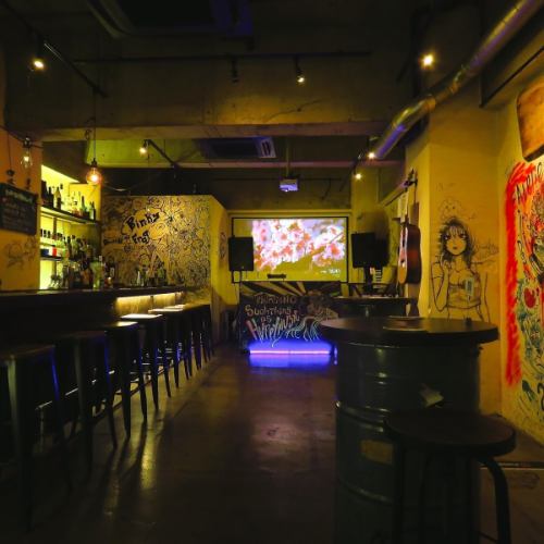 テーブル席は3名掛けを2つご用意しております。友人やママ友、女子会などの楽しいひとときを過ごすのに最適なスペースです。心地よい店内でリラックスしながら、お食事やお飲み物を存分にお楽しみいただけます。落ち着いた雰囲気のテーブル席は、特別な思い出をつくれる場所です。