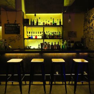 当店のカウンター席を10席ご用意しています。落ち着いた雰囲気の中で、シェフの調理を間近で楽しみながら、特別な時間をお過ごしいただけます。お一人様のお食事や、友人との楽しいひと時にも最適です。ぜひアットホームな空間でリラックスしたひと時をお楽しみください。お待ちしております!