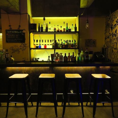 当店のカウンター席を10席ご用意しています。落ち着いた雰囲気の中で、シェフの調理を間近で楽しみながら、特別な時間をお過ごしいただけます。お一人様のお食事や、友人との楽しいひと時にも最適です。ぜひアットホームな空間でリラックスしたひと時をお楽しみください。お待ちしております!