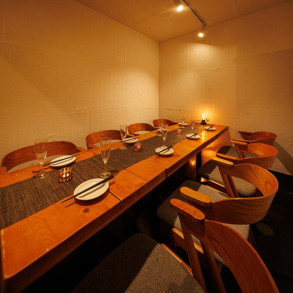 田町・三田にひっそりと佇むモダンな隠れ家居酒屋で、ご友人や同僚との特別な宴会をお楽しみください。飲み放題付きのプランで、20名様から最大60名様までの貸切が可能です。洗練された雰囲気の中で、美味しい料理と共に素敵な時間をお過ごしいただけます