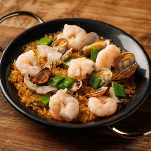 魚介の旨みをたっぷり含ませた海の幸パエリア◎