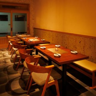 田町・三田にひっそりと佇むモダンな隠れ家ビストロで、ご友人や同僚との特別な宴会をお楽しみください。飲み放題付きのプランで、20名様から最大80名様までの貸切が可能です。洗練された雰囲気の中で、美味しい料理と共に素敵な時間をお過ごしいただけます