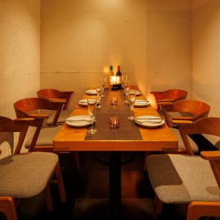おしゃれな店内は少人数でのご宴会にも大人気。デートで使えるお席や合コンまで大小様々なタイプのお席をご利用シーンに合わせてご用意しております。宴会を盛り上げてくれる豊富なドリンクのラインナップに加え、更にはSNS映えのお料理もより一層お楽しみいただけます。女子会・誕生日会・デート・合コンに是非利用下さい