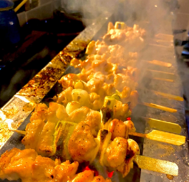 やさしい暖色の照明と木のぬくもりが心落ち着くテーブル席はアットホームで居心地抜群!/1席2名様、お席は繋げる事が可能で、最大16名様までご利用頂けます!/ご家族連れや少人数での女子会にもぴったりの席数、雰囲気となっております/豊富なメニューでお酒やお食事を囲みながら当店でゆったりとした時間をお過ごし下さい。