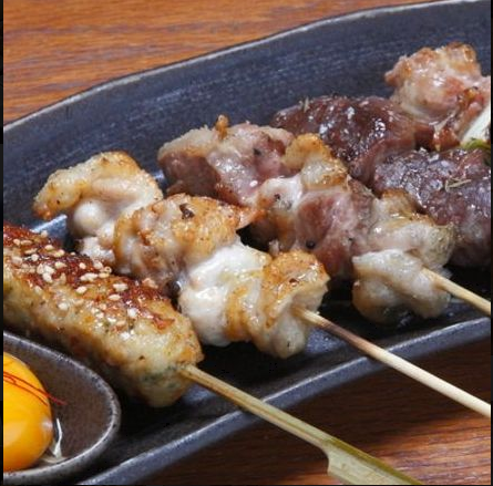 [Special dish carefully grilled with Binchotan charcoal] Assortment of 5 Binchotan Nagoya Cochin charcoal-grilled skewers.