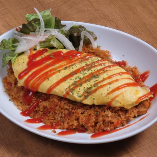 An exquisite omelet rice with chicken rice and soft, fluffy eggs!