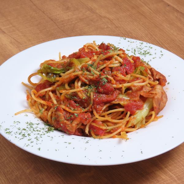 イタリア料理では定番のソフリットを使用したトマトソースのパスタ！