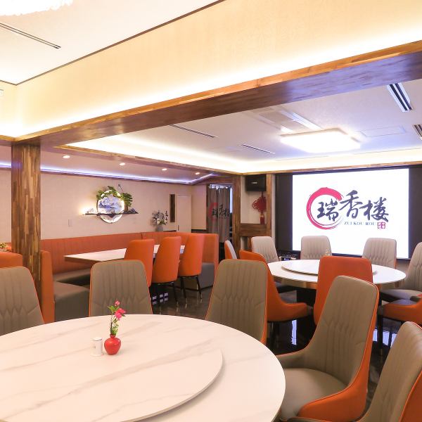 木目調を基調とした明るい店内は、ご家族や友人との食事にぴったりです。円卓を囲んでシェアできる本格中華はもちろん、少人数でも使いやすいテーブル席をご用意。ランチからディナーまで、気軽に立ち寄れる使い勝手の良さが魅力です。