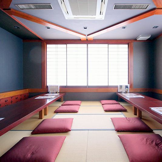 【お座敷は最大24名様まで可】ゆったりと、くつろげるお座敷で拘りの信州そばや各種お食事をお楽しみ頂けます。会社の歓送迎会や各種宴会にも、プライベートでの飲み会にも幅広くご利用いただけます。卒業入学シーズンのご家族でのお祝にもぜひご利用ください♪