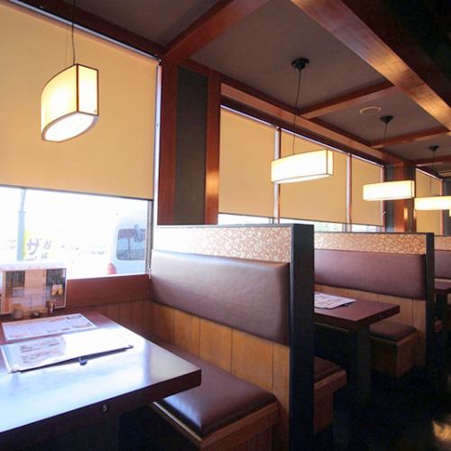 <p>【テーブル席】ご友人様とのランチや、ご家族様でのご利用にピッタリのテーブル席。広々とした店内はお子様連れでも安心と好評頂いております。自慢の信州そばはもちろん、こだわりの鮮魚メニューをぜひご賞味ください。</p>