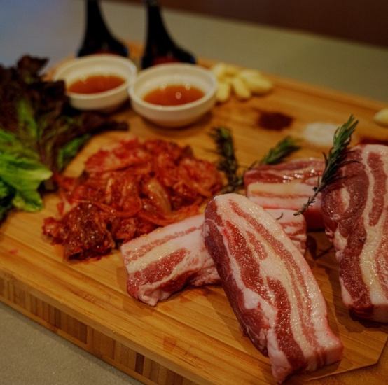 The course with samgyeopsal and 180 minutes of all-you-can-drink is a great deal, starting from 3,500 yen!