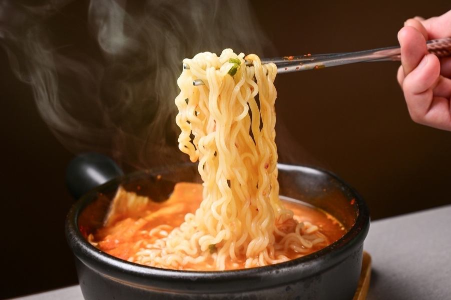 【アラカルトも充実】定番韓国料理だけではなく、辛ラーメンを使った創作メニューも。何度でも来たくなる♪